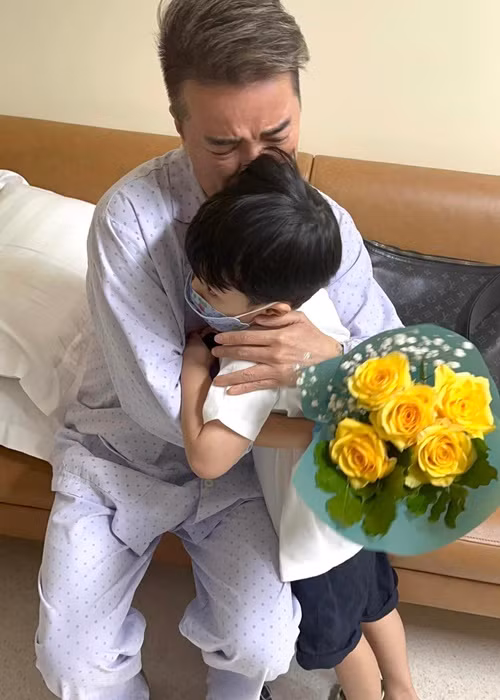 Sau ca phẫu thuật, Mr Đàm gặp con trai Polo. Đối với nam ca sĩ, con trai gióng như liều thuốc bổ, thuốc giảm đau mạnh nhất của anh.