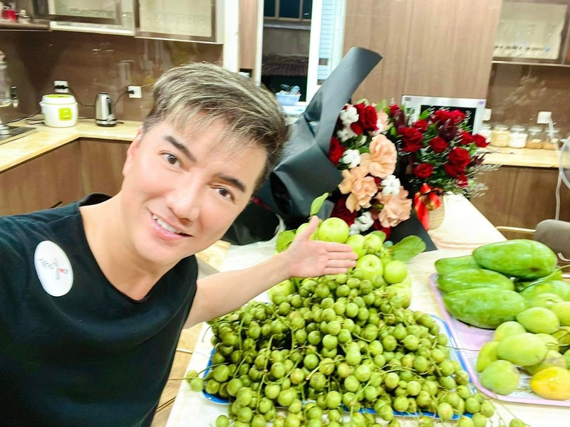 Gần đây, Đàm Vĩnh Hưng phẫu thuật. Mới nhất, nam ca sĩ đăng tải hình ảnh quà bồi bổ sức khỏe của người thân, bạn bè, đồng nghiệp, khán giả gửi cho anh.