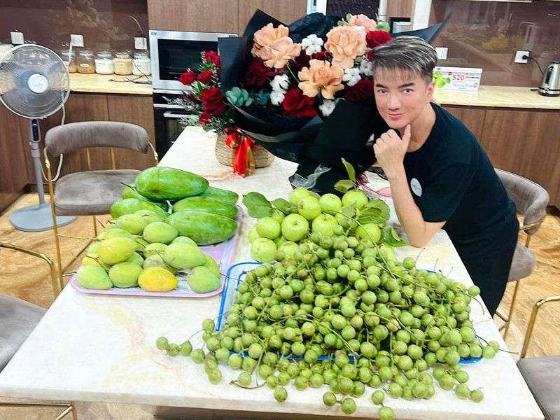 Mr Đàm tâm sự: "Nói chân thành là mọi người đừng gửi nữa nha. Hưng đỡ nhiều rồi, Hưng cũng không ăn dễ sợ vậy nổi đâu. Đa tạ các tình yêu nhiều lắm! Hưng ổn mà! Mọi người yên tâm nha".