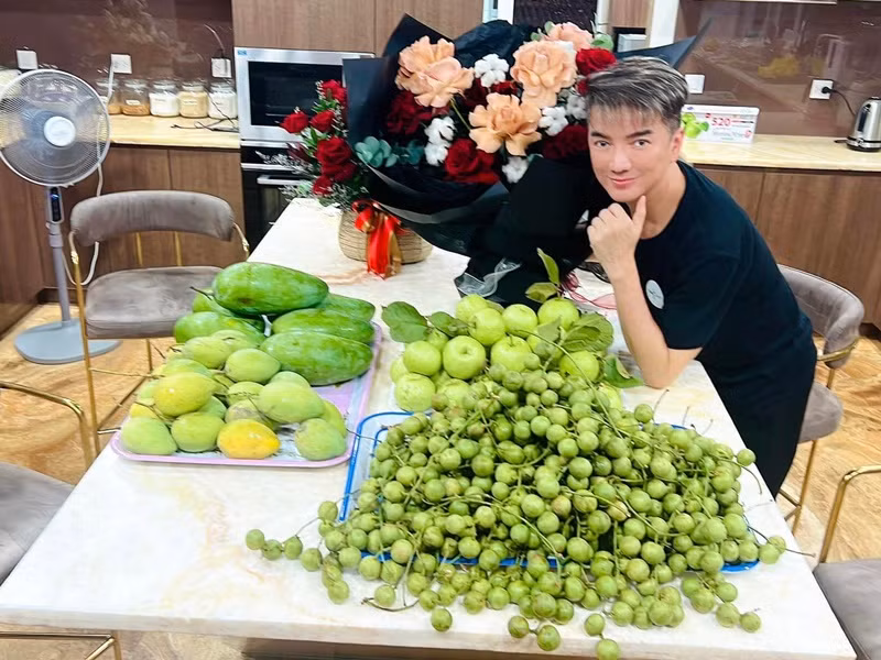 Mr Đàm tâm sự: "Nói chân thành là mọi người đừng gửi nữa nha. Hưng đỡ nhiều rồi, Hưng cũng không ăn dễ sợ vậy nổi đâu. Đa tạ các tình yêu nhiều lắm! Hưng ổn mà! Mọi người yên tâm nha".