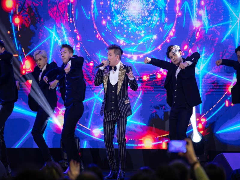 Chia sẻ hình ảnh đêm diễn, "ông hoàng nhạc Việt" cho hay: "Quậy hết cỡ hôm rồi trước khi "làm công chuyện". Mọi người thắc mắc sao mới diễn đây mà đã vào viện. Ừ thì nhảy đùng đùng đêm ấy xong là vào viện luôn đó".