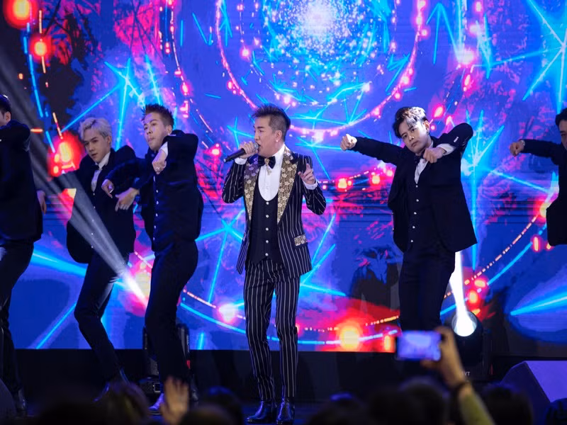 Chia sẻ hình ảnh đêm diễn, "ông hoàng nhạc Việt" cho hay: "Quậy hết cỡ hôm rồi trước khi "làm công chuyện". Mọi người thắc mắc sao mới diễn đây mà đã vào viện. Ừ thì nhảy đùng đùng đêm ấy xong là vào viện luôn đó".