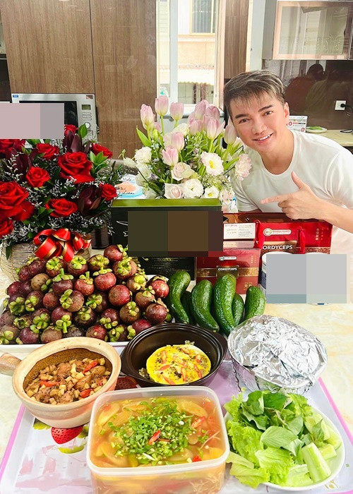 Theo Đàm Vĩnh Hưng, ngày thứ 2 sau khi xuất viện, anh di chuyển chậm trong nhà, không đi thang bộ được. Vết mổ bên phải đau hơn bên trái nhiều một chút.