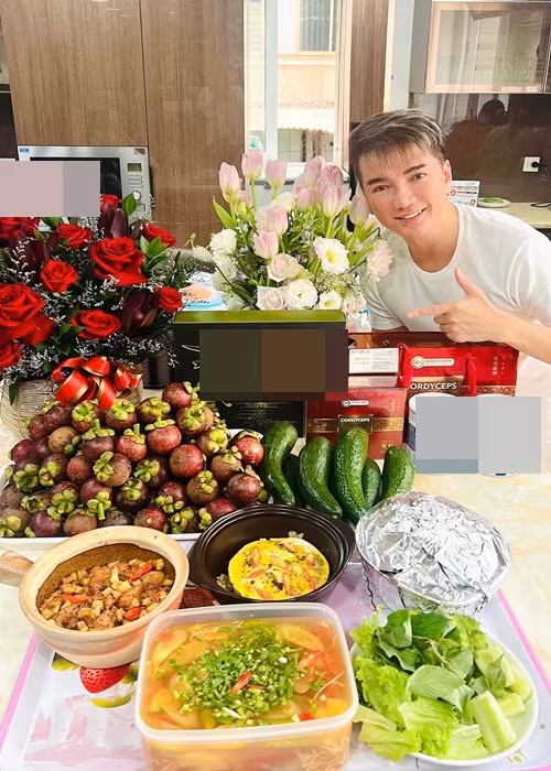 Theo Đàm Vĩnh Hưng, ngày thứ 2 sau khi xuất viện, anh di chuyển chậm trong nhà, không đi thang bộ được. Vết mổ bên phải đau hơn bên trái nhiều một chút.