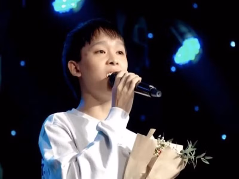 Cát-sê của Hồ Văn Cường tăng chóng mặt sau khi rời công ty quản lý cũ. Theo người đại diện truyền thông của Hồ Văn Cường, mức cát-sê của nam ca sĩ là 200 triệu đồng/show. Với mức cát-sê này, Hồ Văn Cường sẽ hát hơn chục bài. Ảnh: Dân Trí.