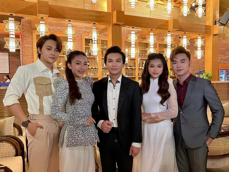 Thiêng Ngân và Tuyết Nhung tham gia không ít sự kiện, đêm nhạc cùng cha nuôi. Ảnh: FBNV.