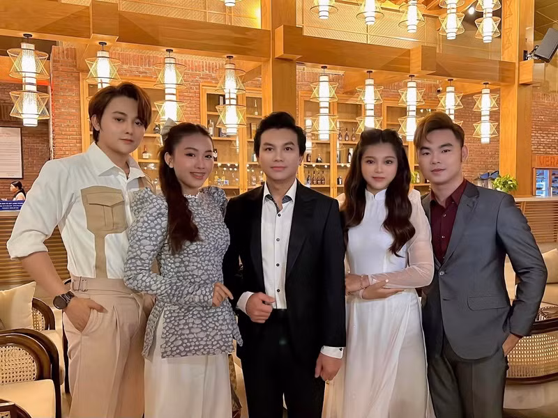 Thiêng Ngân và Tuyết Nhung tham gia không ít sự kiện, đêm nhạc cùng cha nuôi. Ảnh: FBNV.