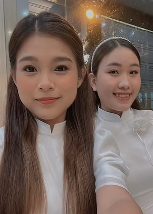 Trong số các con nuôi của ca sĩ Phi Nhung, ngoài Hồ Văn Cường, còn có Tuyết Nhung, Thiêng Ngân và Quỳnh Trang đi hát. Hiện tại, cả ba nữ ca sĩ vẫn theo đuổi sự nghiệp ca hát chuyên nghiệp. Ảnh: FBNV