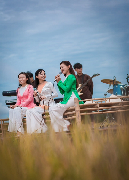 Quỳnh Trang giữ mối quan hệ tốt đẹp với Thiêng Ngân và Tuyết Nhung. Cả ba từng kết hợp trong sản phẩm âm nhạc Hát với Trang. Ảnh: Dân Trí.