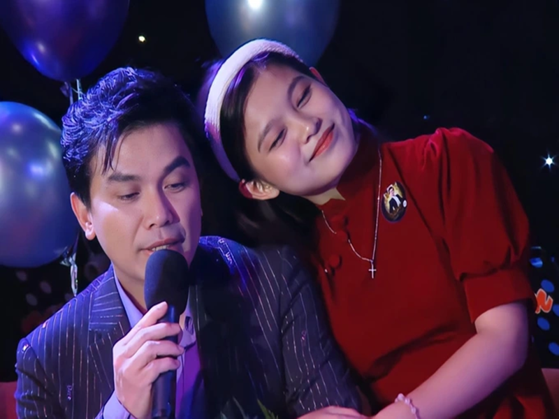 Tuyết Nhung (trong ảnh) và Thiêng Ngân được ca sĩ Mạnh Quỳnh nhận làm con nuôi. Trong cuộc phỏng vấn với Dân Trí, Tuyết Nhung chia sẻ về cha nuôi không chỉ dạy cô cách hát mà còn dạy cô cách đối nhân xử thế và những điều hay lẽ phải trên đời. Ảnh: Dân Trí.