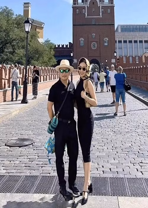 Phương Oanh và bạn trai tình tứ chốn đông người. Ảnh: Thể thao văn hóa