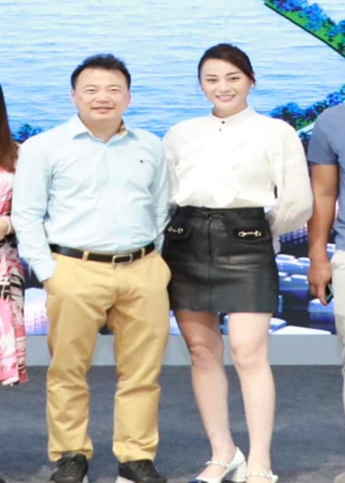 Sau khi mở lại trang cá nhân, Shark Bình đăng tải hình ảnh bên bạn gái Phương Oanh. Ít ngày trước, nam doanh nhân tuyên bố đã hoàn tất thủ tục ly hôn vợ cũ. Ảnh: FBNV