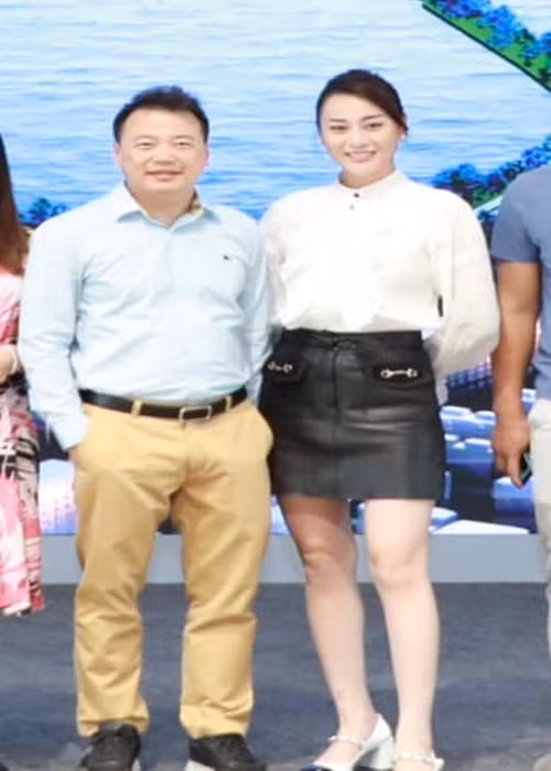 Sau khi mở lại trang cá nhân, Shark Bình đăng tải hình ảnh bên bạn gái Phương Oanh. Ít ngày trước, nam doanh nhân tuyên bố đã hoàn tất thủ tục ly hôn vợ cũ. Ảnh: FBNV