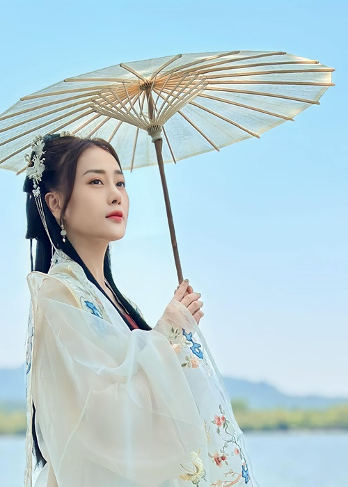 Trước Shark Bình, Phương Oanh trải qua một số mối tình nhưng giữ kín danh tính lẫn hình ảnh những người cũ. Ảnh: FBNV