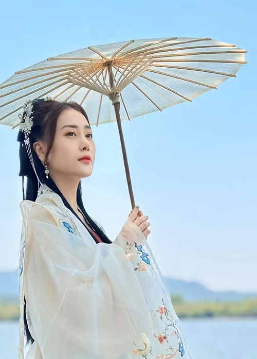 Trước Shark Bình, Phương Oanh trải qua một số mối tình nhưng giữ kín danh tính lẫn hình ảnh những người cũ. Ảnh: FBNV