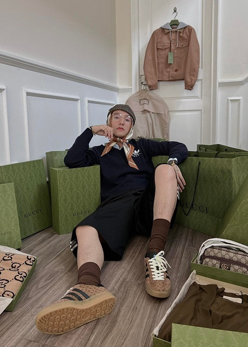 Cách đây không lâu, nam ca sĩ tung ảnh phủ đầy đồ hiệu. Ảnh: FBNV