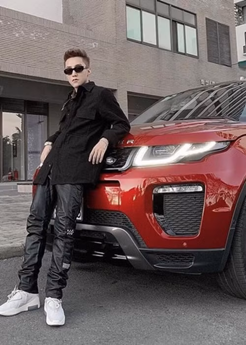 Sơn Tùng M-TP đi xe hơi đắt tiền. Năm 2016, nam ca sĩ gốc Thái Bình tậu xe Range Rover Evoque màu đỏ có giá hơn 2,7 tỷ. Ảnh: Dân Việt
