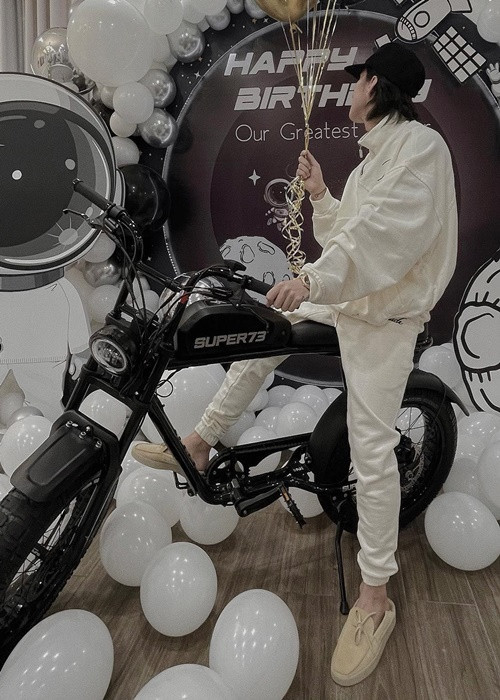 Ngoài xe hơi tiền tỷ, Sơn Tùng M-TP tậu xe đạp có giá tới hàng chục triệu đồng. Ảnh: FBNV