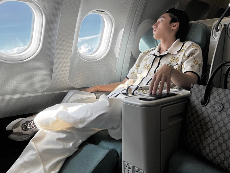 Trên trang cá nhân, Sơn Tùng M-TP vừa chia sẻ hình ảnh ngồi khoang hạng thương gia khi đi máy bay. Ảnh: FBNV