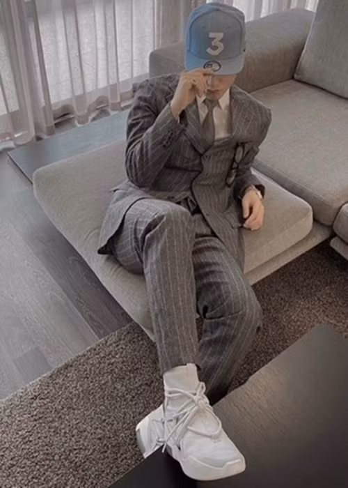 Sau đó vài năm, Sơn Tùng M-TP chuyển sang ở một nơi mới rộng rãi đến mức còn có cả gác, phòng thu âm riêng. Một số nguồn tin cho biết căn hộ của Sơn Tùng M-TP có giá trị lên đến cả chục tỷ đồng. Ảnh: FBNV