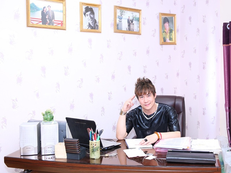 Khánh Phương vừa đi hát vừa kinh doanh. Cách đây không lâu, nam ca sĩ được cho là lãi 12 tỷ sau khi đầu tư vào cổ phiếu của một doanh nghiệp. Ảnh: FBNV.