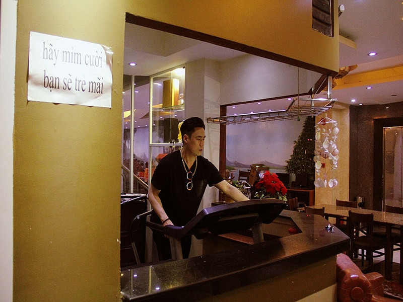 Khánh Phương tập thể dục ở sảnh tầng trệt. Ảnh: Dân Việt.