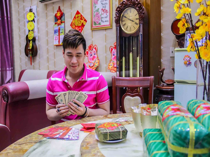 Phòng khách thiết kế mở, ăn thông với khu bếp. Dịp Tết, nam ca sĩ thường được bố mẹ giao nhiệm vụ trang trí phòng khách. Ảnh: Dân Việt.