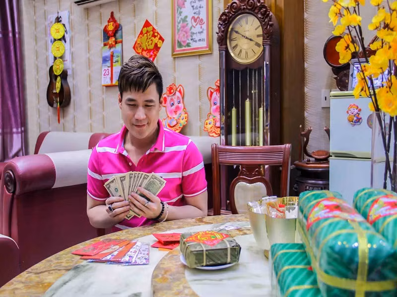 Phòng khách thiết kế mở, ăn thông với khu bếp. Dịp Tết, nam ca sĩ thường được bố mẹ giao nhiệm vụ trang trí phòng khách. Ảnh: Dân Việt.