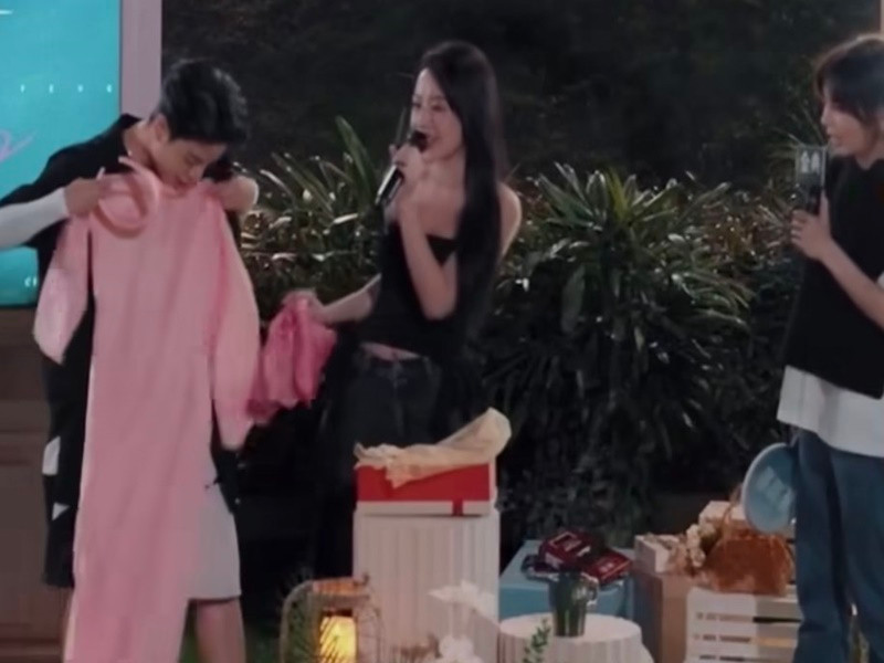 Ngoài bánh cốm tặng cho các nữ nghệ sĩ tham gia Đạp gió, Chi Pu còn mang đến áo dài Việt và một cặp vé máy bay đến Việt Nam du lịch. Hai món quà này được tặng cho ca sĩ Amber.