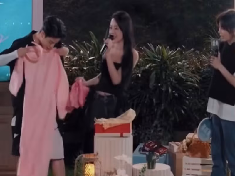 Ngoài bánh cốm tặng cho các nữ nghệ sĩ tham gia Đạp gió, Chi Pu còn mang đến áo dài Việt và một cặp vé máy bay đến Việt Nam du lịch. Hai món quà này được tặng cho ca sĩ Amber.