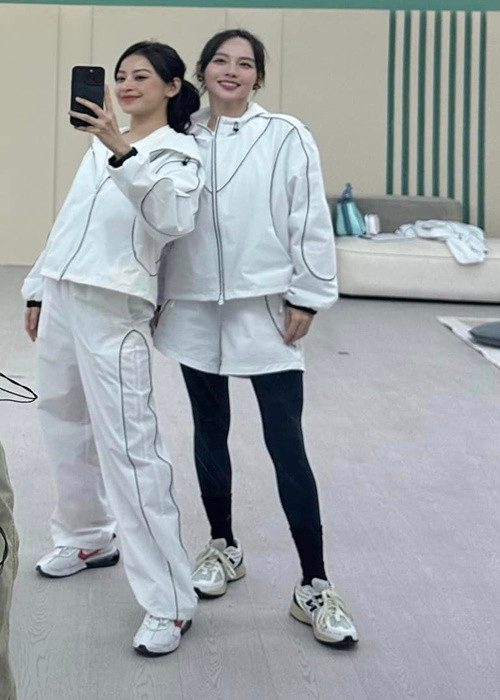 Chi Pu trở nên thân thiết với Ngô Thiến, Ella và Trương Gia Nghê khi cùng nhóm.