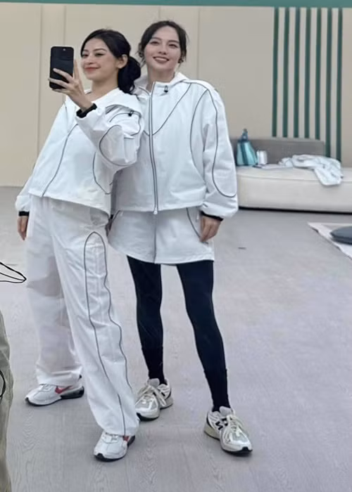 Chi Pu trở nên thân thiết với Ngô Thiến, Ella và Trương Gia Nghê khi cùng nhóm.