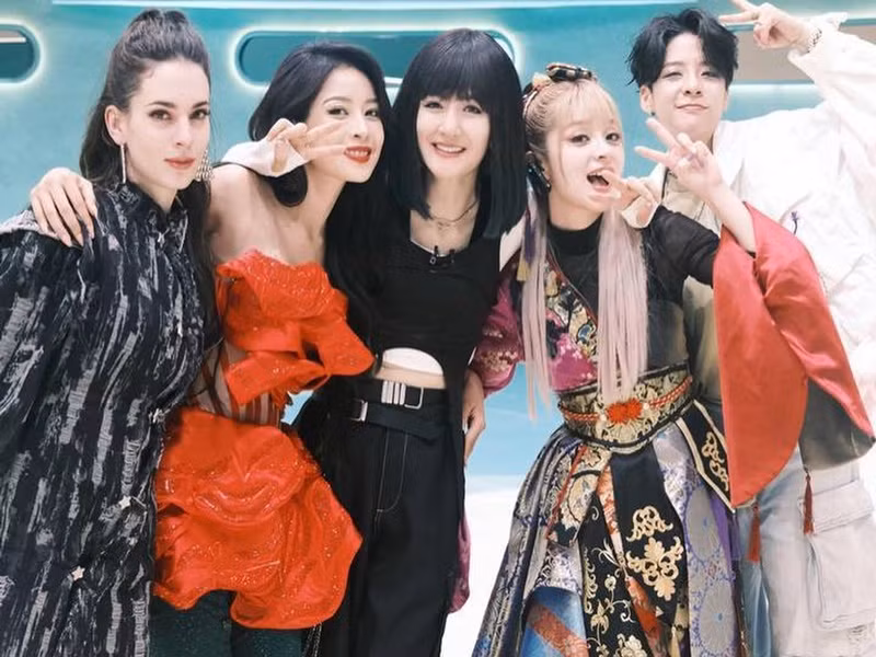 Chi Pu hy vọng Amber sẽ mặc áo dài và chụp ảnh khi đến Việt Nam du lịch. Ngoài ra, giọng ca “Anh ơi ở lại” bày tỏ, cô sẵn sàng làm hướng dẫn viên du lịch cho Amber.