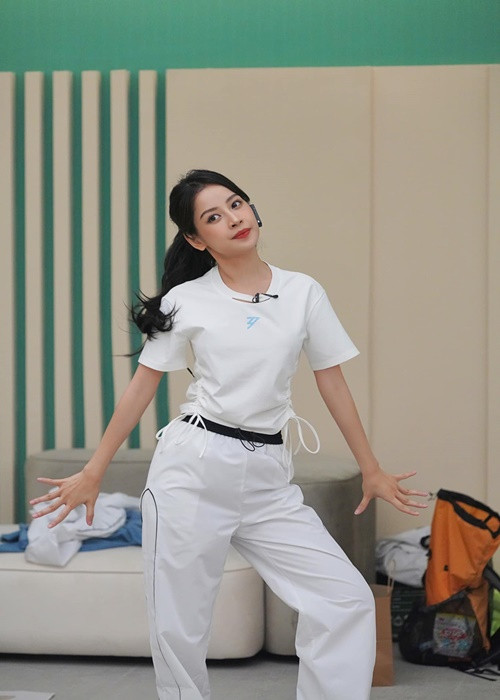 Nhóm của Chi Pu tích cực tập luyện để biểu diễn ca khúc “See tình” của Hoàng Thùy Linh.