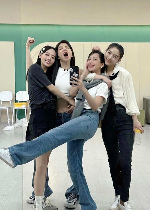 Sau tập 1, Chi Pu được Ella chọn về đội. Nhóm còn có Ngô Thiến và Trương Gia Nghê.