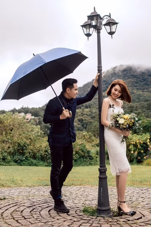 Sau khi đóng chung phim “Gạo nếp gạo tẻ”, Trung Dũng và Thúy Ngân vướng tin đồn hẹn hò. Trung Dũng cho biết, cả hai có cảm xúc khi làm việc chung với nhau nhưng chưa đến mức yêu. Nam diễn viên cũng giải thích thông tin ngủ chung với Thúy Ngân khi đi quay phim. “Tôi đâu có nói ngủ chung với một mình cô ấy. Đoàn làm phim có rất nhiều người và chúng tôi đều ở chung một phòng, chỉ vậy thôi”, anh nói. Ảnh: Tổ quốc