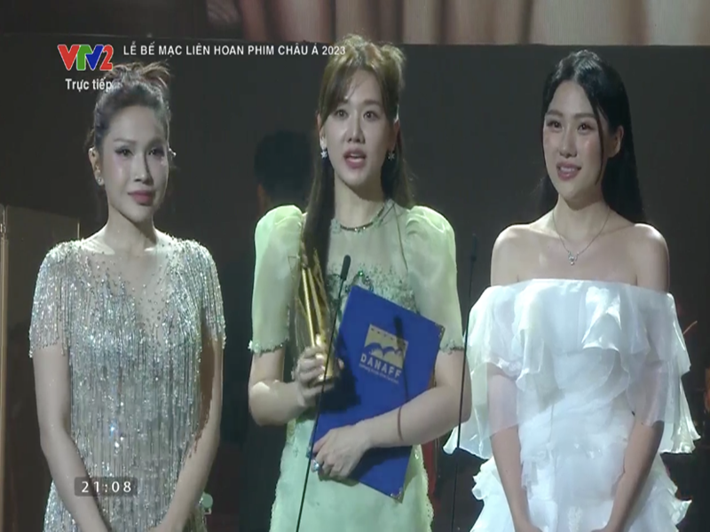 Mới đây, Hari Won thay Trấn Thành đến nhận giải thưởng tại Liên hoan phim châu Á Đà Nẵng. Ảnh: Vietnamnet