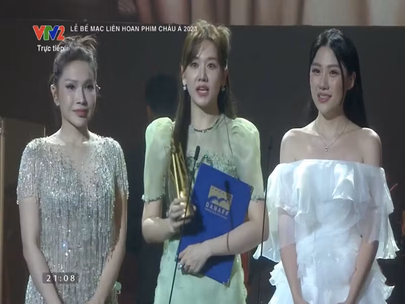 Mới đây, Hari Won thay Trấn Thành đến nhận giải thưởng tại Liên hoan phim châu Á Đà Nẵng. Ảnh: Vietnamnet