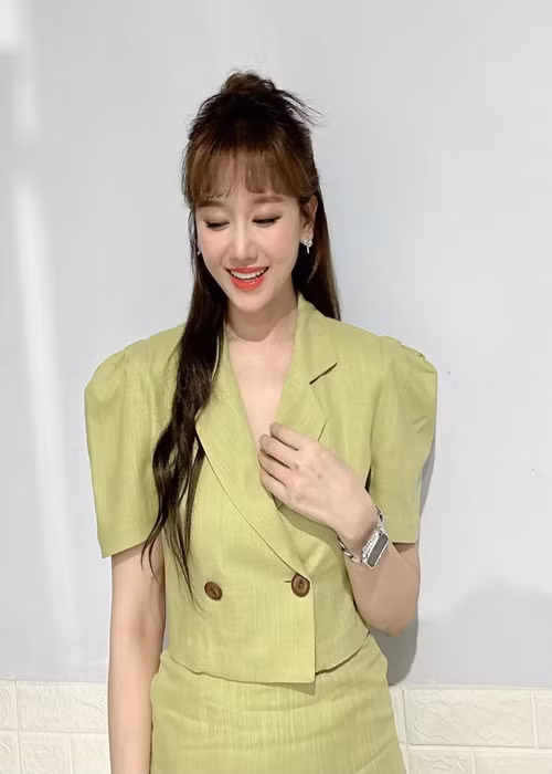 Bà xã Trấn Thành cho biết, các triệu chứng bất thường trên mặt cô dần mất đi khiến cô thoải mái xuất hiện trước công chúng. Ảnh: FBNV