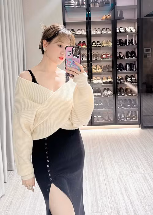 Nữ ca sĩ nhận ra sức khỏe là quan trọng nhất nên dành nhiều thời gian chăm sóc bản thân. Cô chăm đi spa và đắp mặt nạ, dưỡng da ở nhà. Ảnh: FBNV