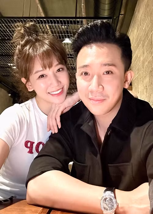 Hôn nhân của Hari Won và Trấn Thành vướng nhiều đồn đoán từ năm 2022 đến nay. Phía Trấn Thành không ít lần khẳng định hôn nhân hạnh phúc còn Hari Won có nhiều động thái cho thấy tình cảm với Trấn Thành vẫn mặn nồng. Ảnh: FBNV