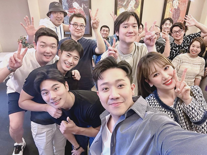 Vợ chồng Hari Won gặp gỡ đoàn làm phim "Bỗng dưng trúng số" đến Việt Nam. Ảnh: FBNV