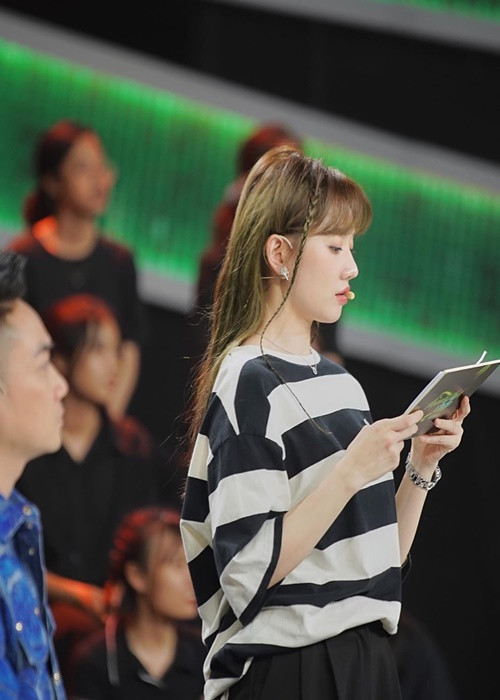 Khi bị liệt cơ mặt, Hari Won vẫn làm việc bởi không thể thay đổi lịch trình công việc đã định sẵn. Ảnh: FBNV