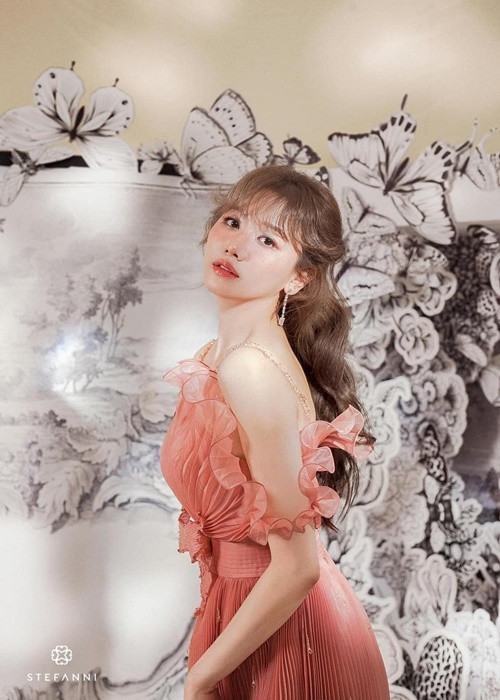 Diện mạo của Hari Won sau gần 1 năm bị liệt cơ mặt. Ảnh: FBNV