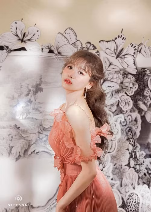 Diện mạo của Hari Won sau gần 1 năm bị liệt cơ mặt. Ảnh: FBNV