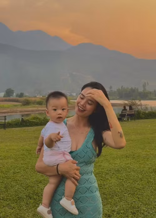 Thu Hiền đăng ký kết hôn với một chàng trai tên Ngọc Thắng vào tháng 2/2022.