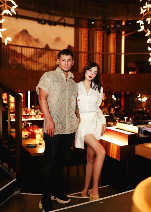 Pông Chuẩn kết hôn với Tùng Min năm 2017. Ông xã của Pông Chuẩn xuất thân là vũ công.