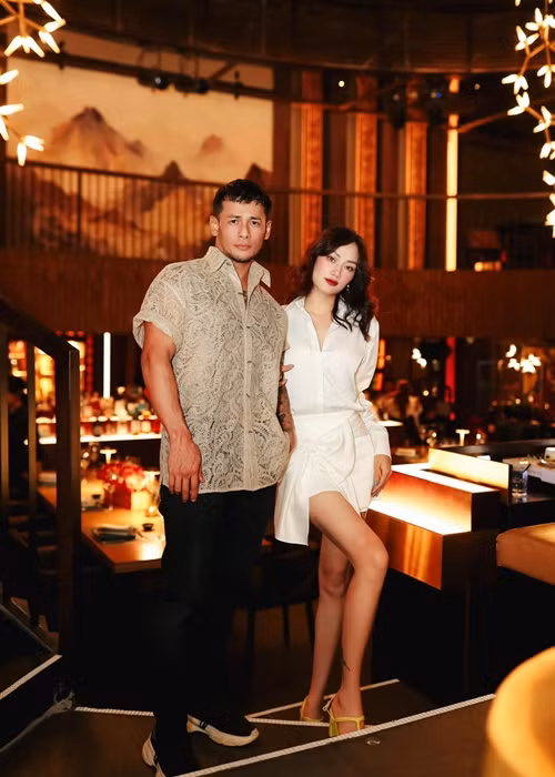 Pông Chuẩn kết hôn với Tùng Min năm 2017. Ông xã của Pông Chuẩn xuất thân là vũ công.