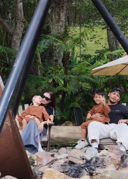 Ông xã của Pông Chuẩn thích tự làm việc nhà, lau dọn, rửa bát, giặt giũ và tắm cho con.