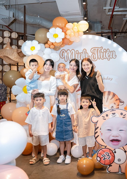 Diệp Lâm Anh và Pông Chuẩn đưa các con dự tiệc sinh nhật của con trai Thu Hiền.